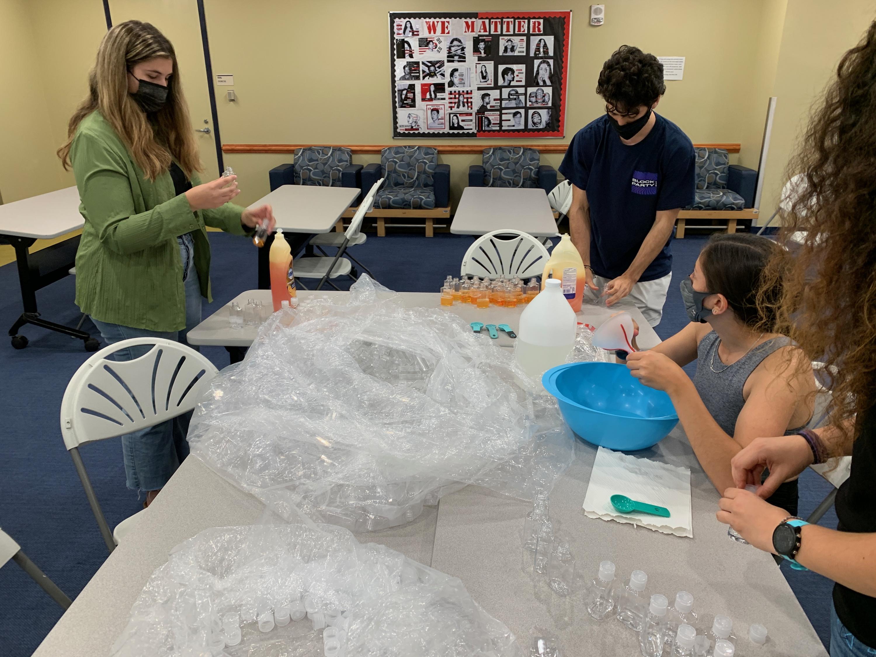 From L to R: Little Einstein Organization volunteers Madison Cochran, Eduardo Ramirez Velez, Sydney Bules, and Anna Cobb put together homemade Silly Putty kits. (Photo: Olivia Gravina)