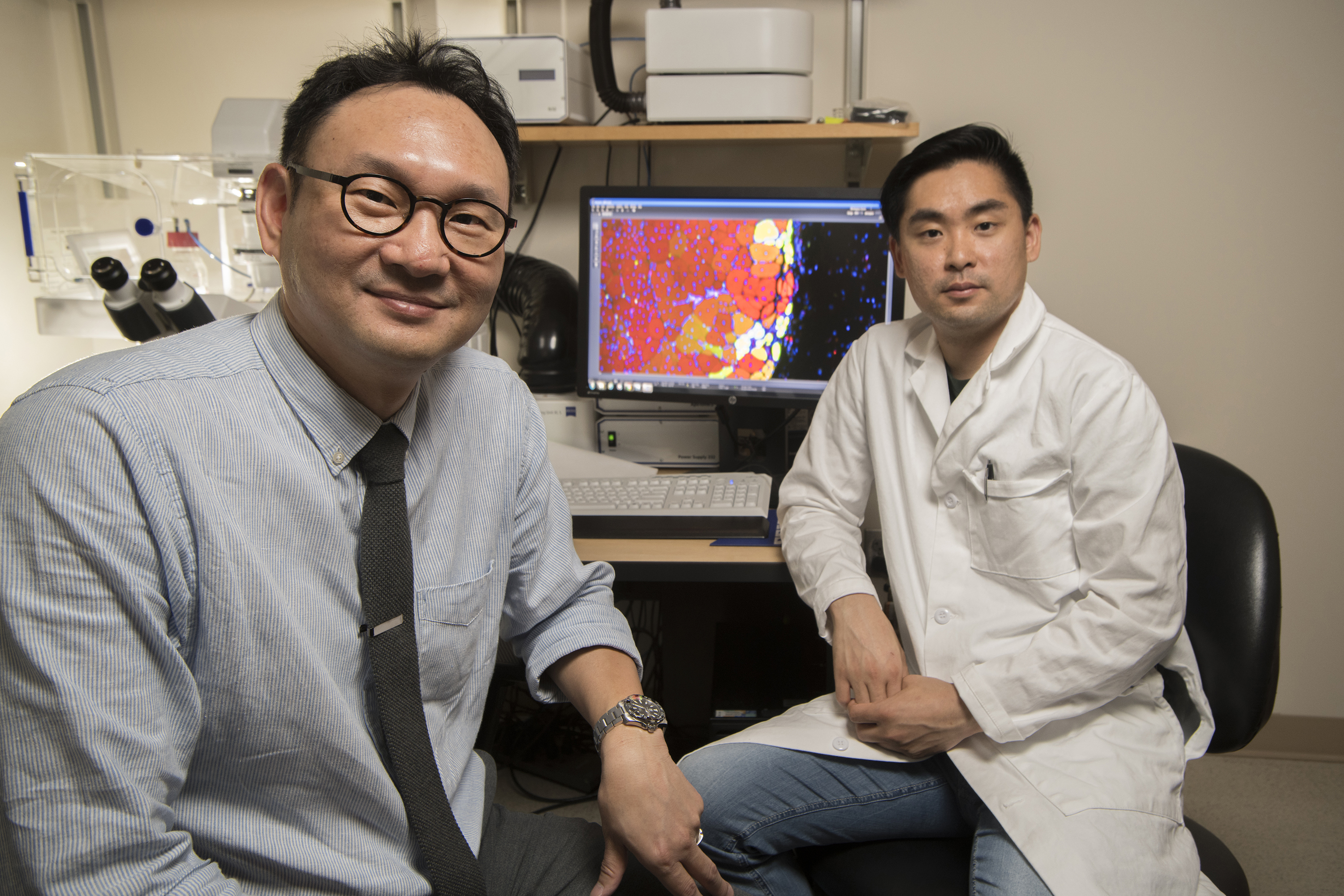 Young Jang and Woojin Han in Jang's lab